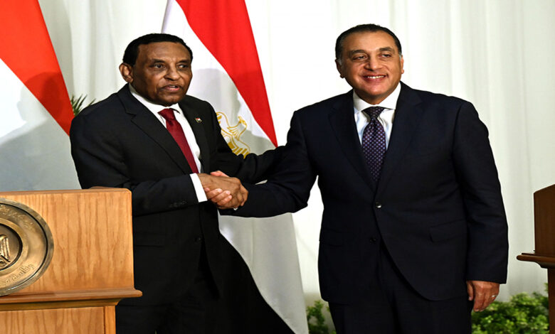 رئيس وزراء السودان: العهد مع مصر لن ينكسر.. والرؤية الثاقبة التي اتفقنا عليها سوف تكون رؤية كُلية 1 رئيس وزراء السودان