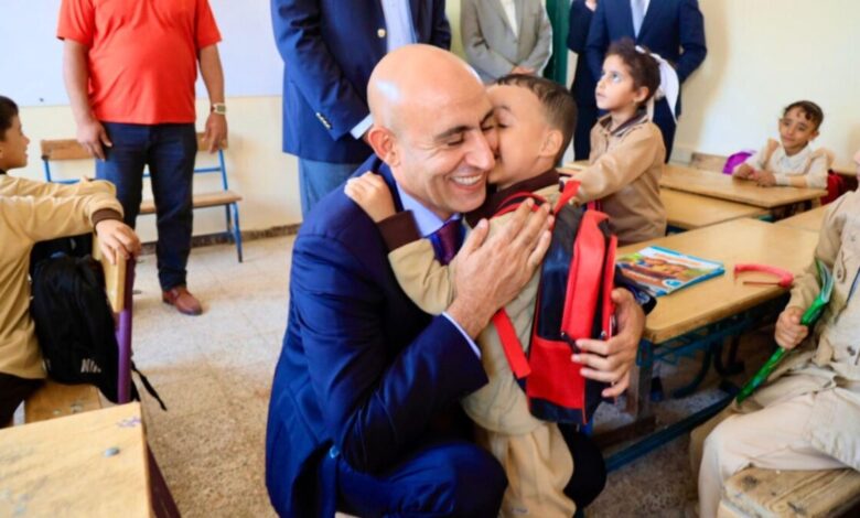 عناق عفوي بين تلميذ ووزير التعليم في المنيا يشعل أجواء جولة مدرسية 1 85