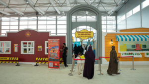 أطفال "الشارقة الدولي للكتاب" يكتشفون المهن ويعيشون تجارب واقعية في «مغامرة المدينة الصغيرة» 2 2