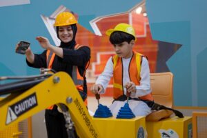 أطفال "الشارقة الدولي للكتاب" يكتشفون المهن ويعيشون تجارب واقعية في «مغامرة المدينة الصغيرة» 4 الشارقة الدولي للكتاب