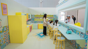 أطفال "الشارقة الدولي للكتاب" يكتشفون المهن ويعيشون تجارب واقعية في «مغامرة المدينة الصغيرة» 3 5 1