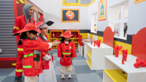 أطفال "الشارقة الدولي للكتاب" يكتشفون المهن ويعيشون تجارب واقعية في «مغامرة المدينة الصغيرة» 5 7