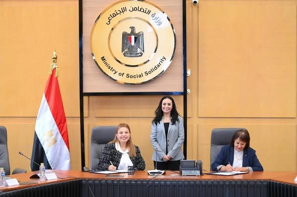 وزيرة التضامن الاجتماعي تشهد توقيع عقود تمويل لمشروعات متناهية الصغر بين صندوق دعم الصناعات الريفية والبيئية و13 جمعية ومؤسسة أهلية 1 724453719 1593420446161703 116111073543134189 n